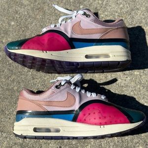 Nikes air max womens sneaker